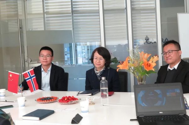 陶朗中國區總裁蔡虹 (左二) 與陶朗環保總經理朱永楊（左一）